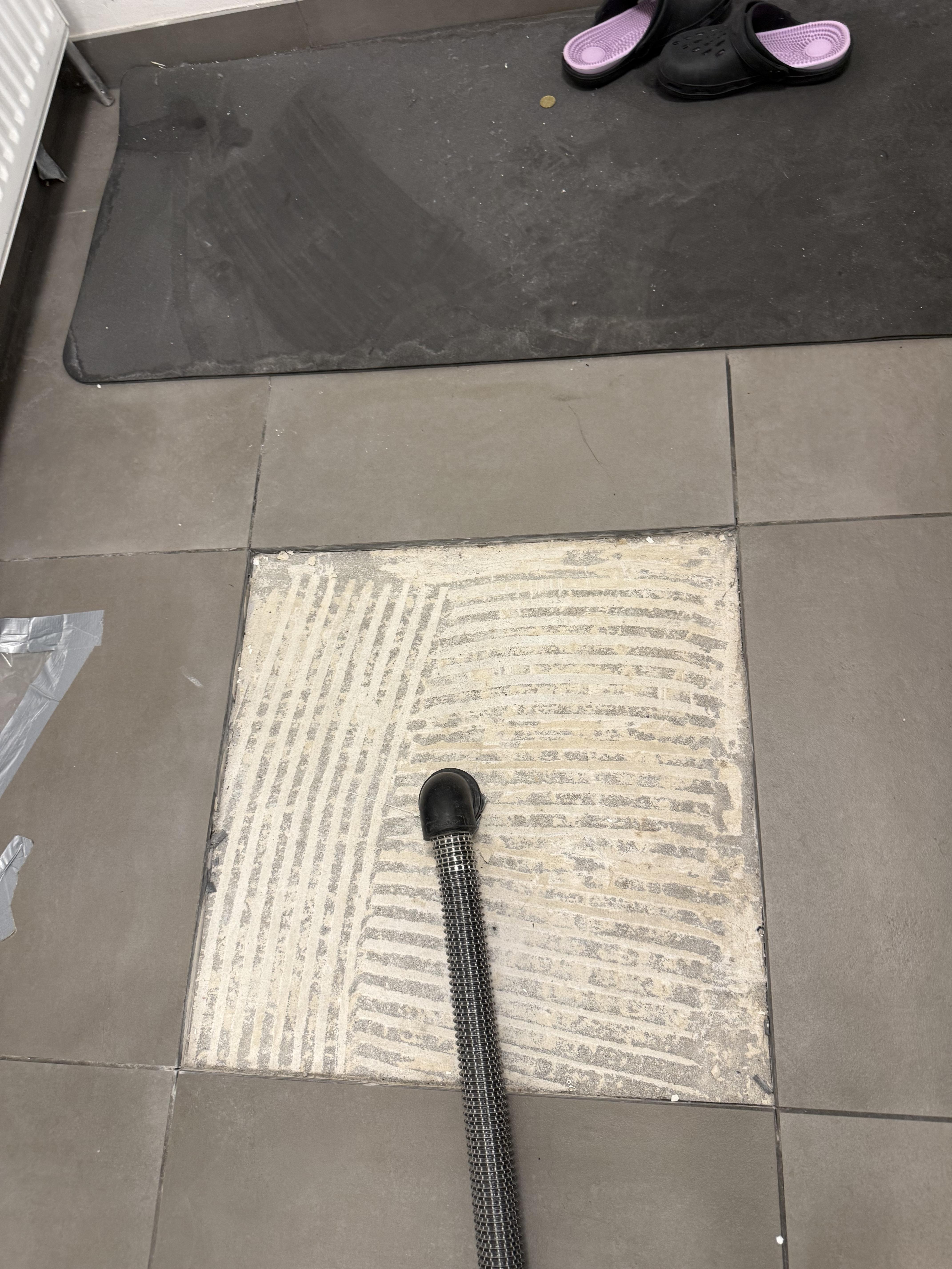 Bautrocknung mit Trocknungsschlauch auf Fliesenboden
