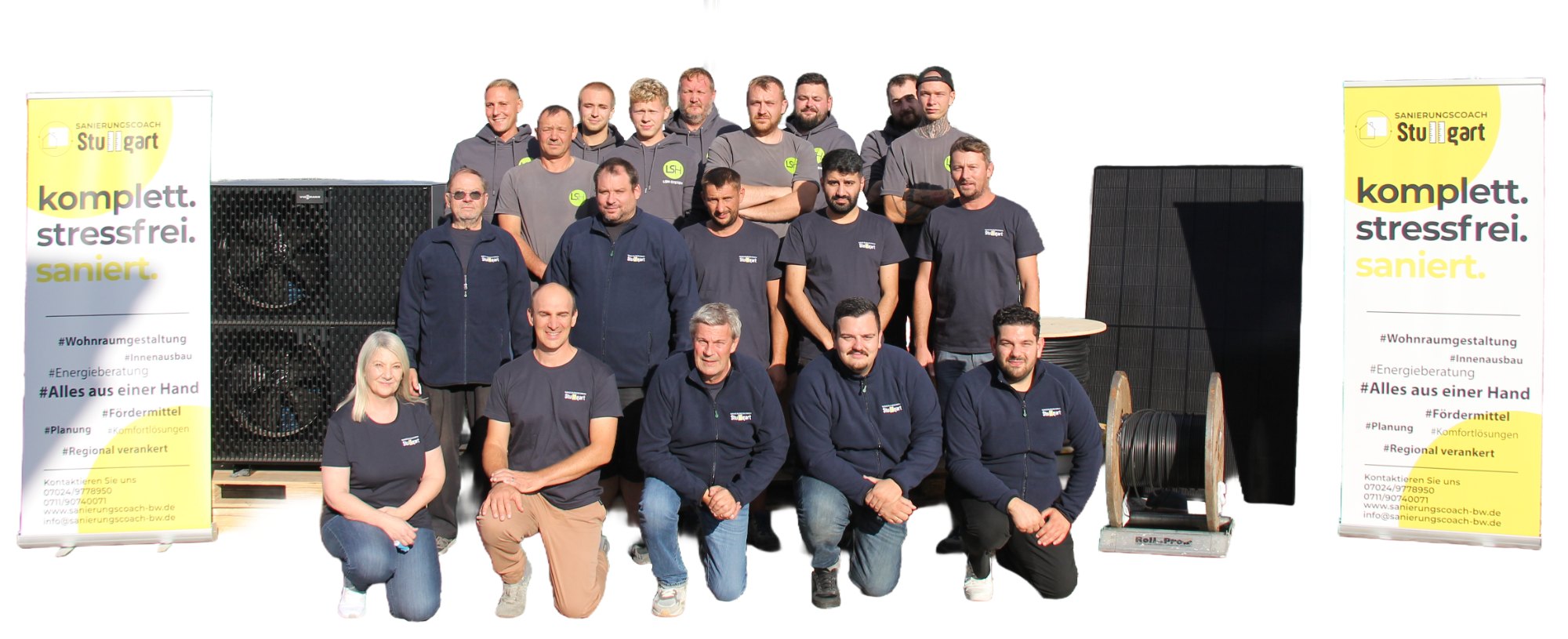 Das Team von Sanierungscoach Stuttgart mit Wärmepumpe und PV-Modul